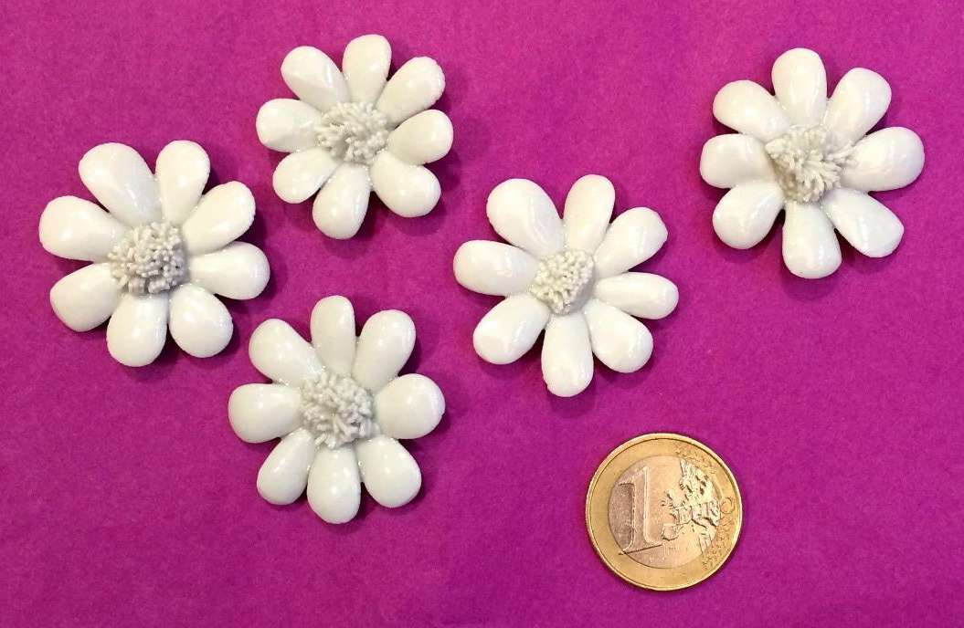 Marguerites en porcelaine à personnaliser pour la réalisation d'une bague, d'un bracelet ou d'un pendentif.